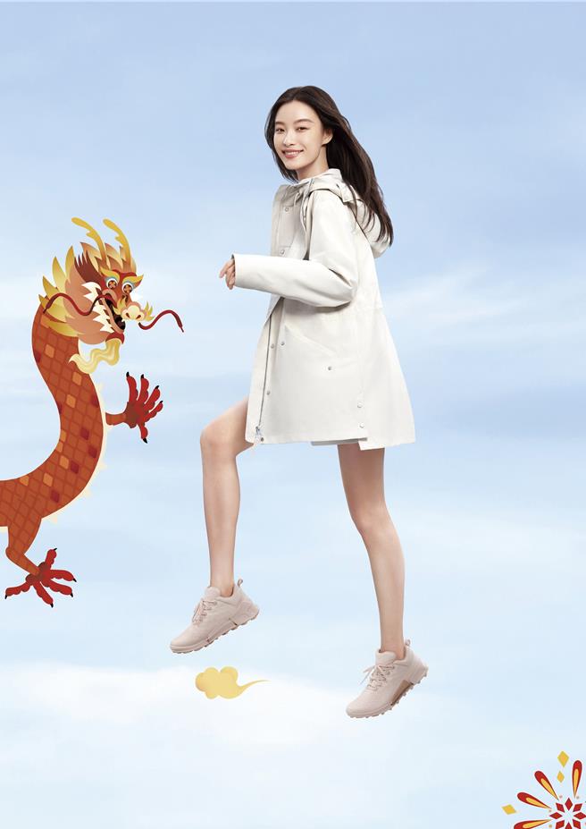 外型亮眼、氣質空靈的中國女星倪妮，演繹ECCO限量龍足鞋展現活力姿態。「BIOM 2.1 X COUNTRY 健步 2.1 越野」裸粉色，9980元。（ECCO提供／朱世凱台北傳真）