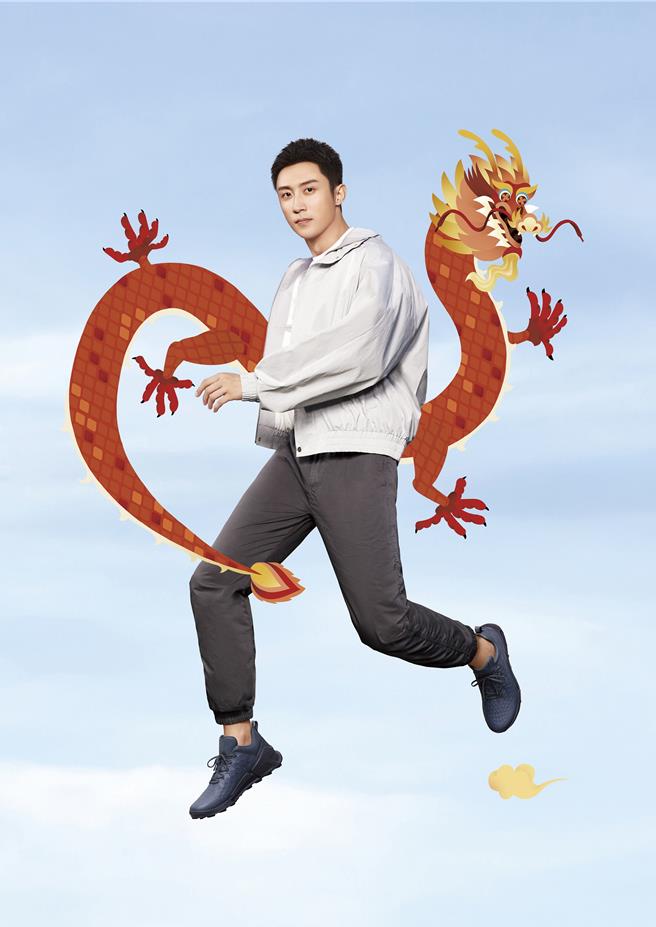 中國男星黃景瑜腳踩ECCO龍足鞋詮釋龍所象徵的生命力極具動感。「BIOM 2.1 X COUNTRY 健步 2.1 越野」深藍色，9980元。（ECCO提供／朱世凱台北傳真）