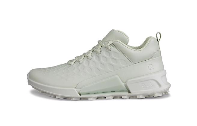 ECCO「BIOM 2.1 X COUNTRY 健步 2.1 越野」女款抹茶綠，9980元。（ECCO提供／朱世凱台北傳真）