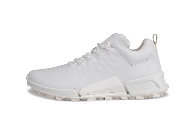 ECCO「BIOM 2.1 X COUNTRY 健步 2.1 越野」白色，男／女鞋均有，9980元。（ECCO提供／朱世凱台北傳真）