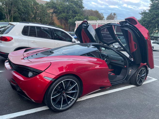 警方现场查扣现金及车辆。（图 / 刘咏韵翻摄）