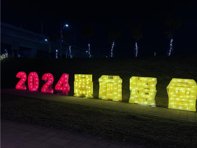 近日廠商布置陸續試燈，有民眾經過拍下絕美花燈，讓民眾開始期待，員林燈會未演先轟動。（員林市公所提供／吳建輝彰化傳真）