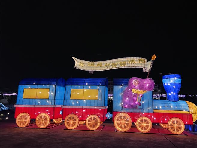 今年點燈比較早在2月8日，陪伴鄉親到3月3日，絢爛的燈光照亮整片龍燈公園，精彩活動會陸續公布，民眾可以期待一下。（員林市公所提供／吳建輝彰化傳真）