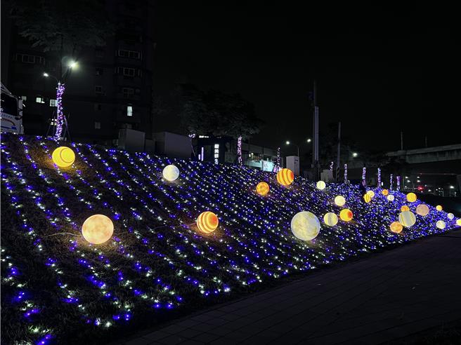 目前燈飾陸續裝上試燈，絢爛的燈飾點亮整個員林市區，還沒開始已吸引民眾駐足拍照。（員林市公所提供／吳建輝彰化傳真）