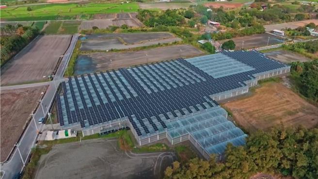 由宾威能源投资兴建、在吉安乡光华村1公顷土地设置「温室及植物环控栽培设施附属绿能设施」，温室顶加盖光电板，可提供农民栽种兼具发电，今天启用。（宾威能源提供／王志伟花莲传真）