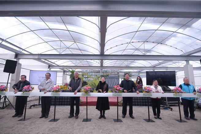 由宾威能源投资兴建的「温室及植物环控栽培设施附属绿能设施」，由业者租农地兴建温室加盖光电板，提供农民栽种，县长徐榛蔚与地方各界参与今启用仪式。（王志伟摄）