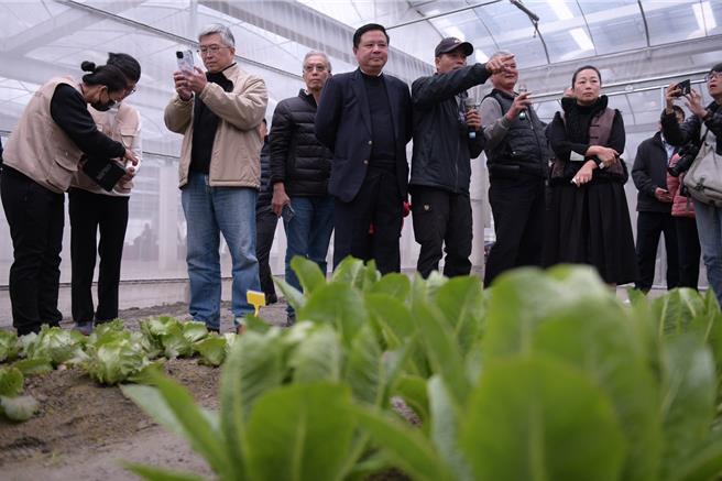 由宾威能源投资兴建的「温室及植物环控栽培设施附属绿能设施」，由业者租农地兴建温室加盖光电板，提供农民栽种，县长徐榛蔚与地方各界参与今启用仪式。（王志伟摄）