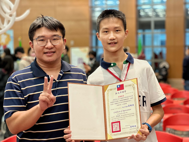 光仁高中吳春辰同學榮獲112年新北市優秀青年獎與導師合影。(照片/新北市政府教育局提供)
