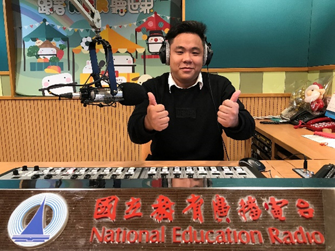 瑞芳高工測繪三黃奕儒接受教育廣播電台採訪照。(照片/新北市政府教育局提供)