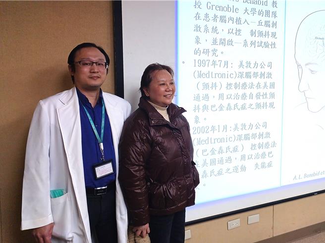 57歲龐小姐（右）是巴金森氏症病友，4年前接受腦深部電擊刺激術（DBS）後，可以出門買菜下廚，還可以打毛衣織帽子。（王家瑜攝）