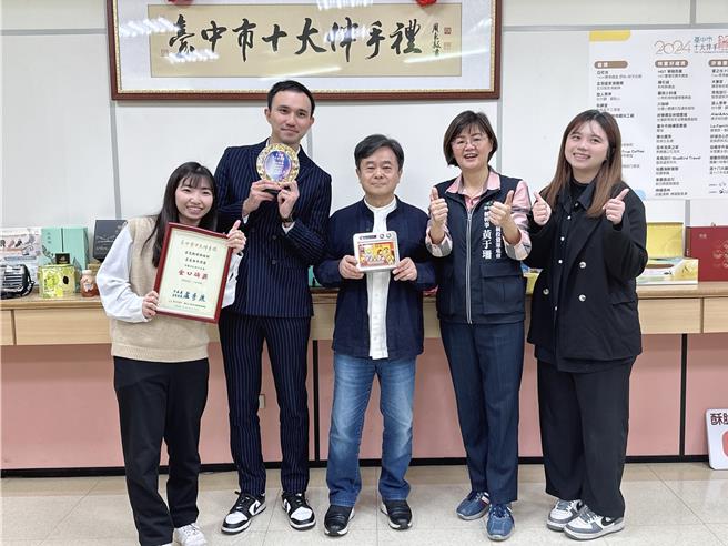 书法名家周良敦挥毫「臺中十大伴手礼」墨宝今揭牌，未来将成为品牌标志。（工策会提供／张亦惠台中传真）