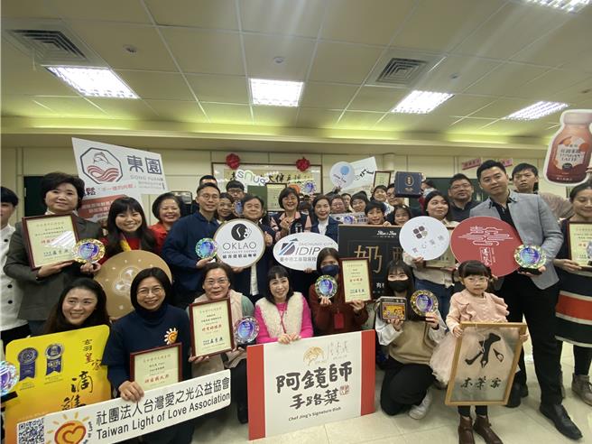 台中市十大伴手礼厂商24日共同出席揭牌典礼。（工策会提供／张亦惠台中传真）