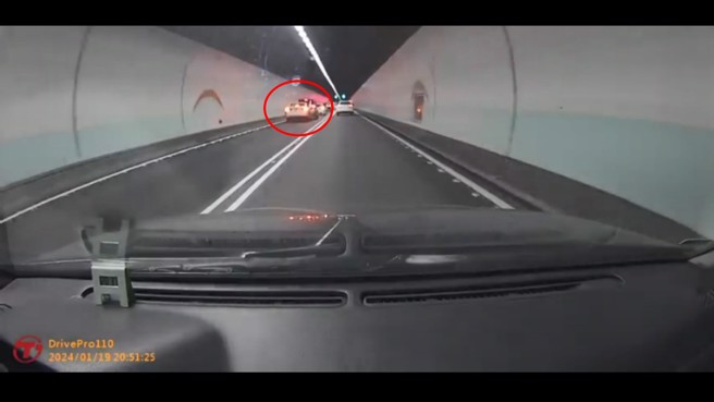 網友剛講完可能會撞上去，內車道的轎車就直接撞上前車。（翻攝爆料公社）
