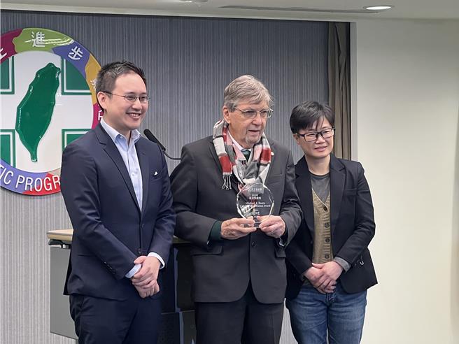 民進黨華府最重要的代言人將榮退 賴清德頒終身貢獻獎章。曾薏蘋攝