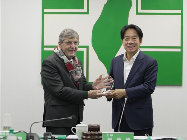 民進黨華府最重要的代言人將榮退 賴清德頒終身貢獻獎章。民進黨提供