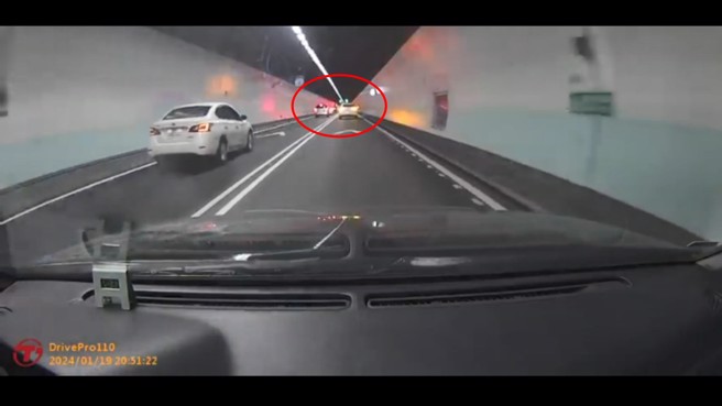 網友發現內側車道的轎車可能會撞上前方車輛。（爆料公社）