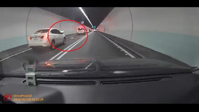 轎車撞上後，引擎蓋都掀起。（翻攝爆料公社）