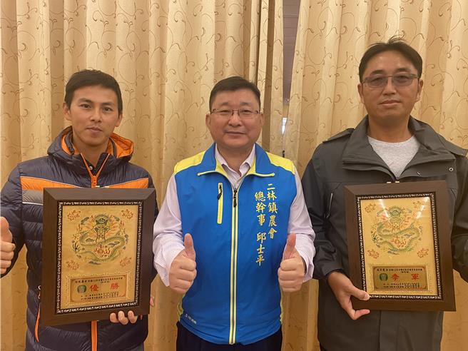 二林镇农民节庆祝活动由公所与农会主办，农会总干事邱士平（中）、镇长蔡诗杰等人到场，表扬101位优秀农民，包括荣获全国红龙果评鑑竞赛白肉组第三名庄宗宪（右）、红肉组优胜陈致嘉（左）。（吴建辉摄）