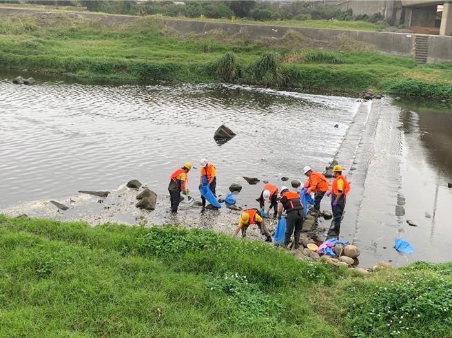 科慕公司桃園觀音廠日前鹽酸管線破裂汙染大堀溪，由於去年關廠後狀況連連，桃園市政府將跨局處加強監督業者後續撤廠事宜。（環保局提供／蔡明亘桃園傳真）