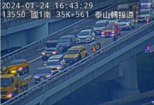 五楊高架下五股匝道斜坡，發生4車連環車禍。 （翻攝國道1968）