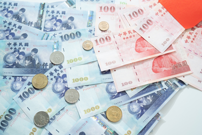部分县市发放敬老礼金，民眾需要多加留意。（图／shutterstock、达志）