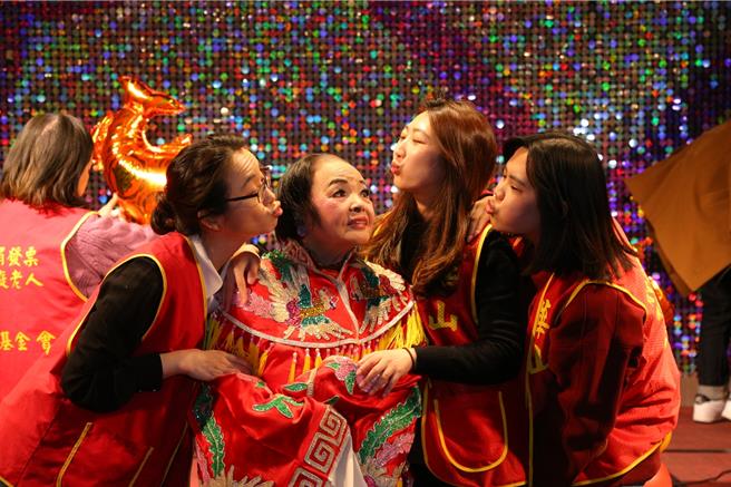 华山基金会头份站24日在头份市尚顺君乐饭店为30名孤老围炉，83岁江王奶奶特别粉墨登场。（华山基金会提供／谢明俊苗栗传真）