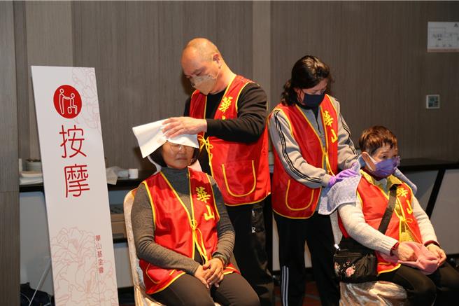 华山基金会头份站24日在头份市尚顺君乐饭店为30名孤老围炉，现场安排按摩服务。（华山基金会提供／谢明俊苗栗传真）