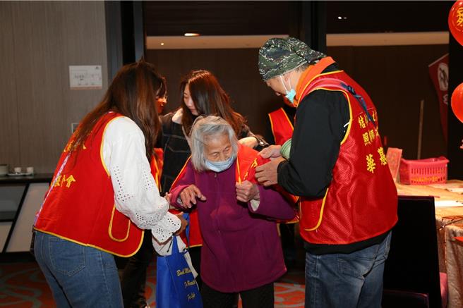 华山基金会头份站24日在头份市尚顺君乐饭店为30名孤老围炉。（华山基金会提供／谢明俊苗栗传真）