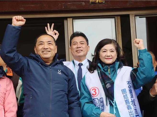 民進黨前省諮議員黃文峯（後中）、前太保農會總幹事黃麗貞（前右）力挺多年好友，國民黨總統候選人侯友宜（左），24日被民進黨嘉義縣黨部開除黨籍。（本報資料照片）