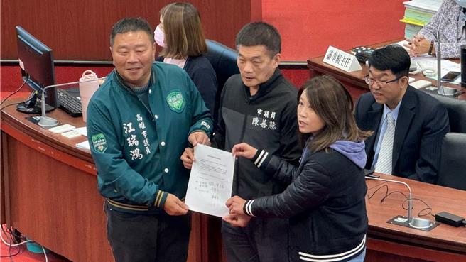 今天下午近3時，國民黨、民進黨、無黨團結聯盟3個黨團協商1個多小時，最終達成共識，共同為了市政未來進行及議員行使職權，互相釋出善意。（柯宗緯攝）