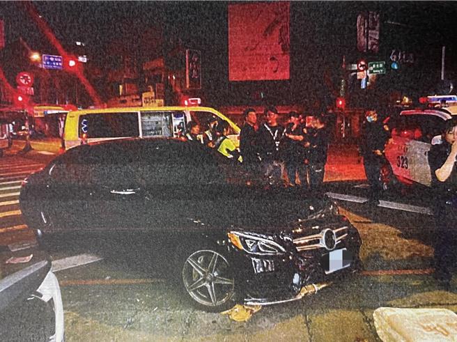 40岁刘姓男子去年10月在桃园中坜1间KTV喝酒后，凌晨4时驾驶宾士车到附近超商购物，与路人发生口角。他见到路人骑机车离去，竟趁路人停等红灯时，开车猛撞路人。而路人逃离后，他猛追不放，又撞上去，导致路人多处骨折。（翻摄照片）