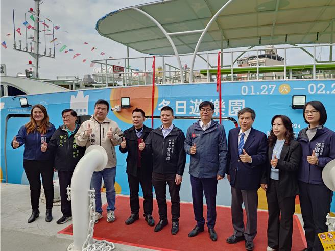 高雄市长陈其迈说，「雄栈1号」会以运行旗津、鼓山度渡轮航线为主，是以净零碳排概念打造的全新电动船，今年还会有2艘新船下水。（任义宇摄）