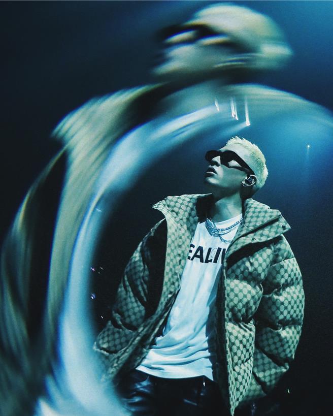 周汤豪一手包办「REALIVE」演唱会总监、视觉统筹、造型与舞台设计等。（环球音乐提供）