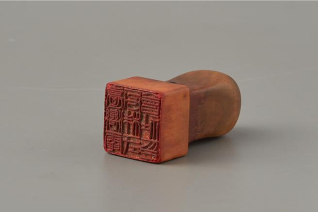 籌備7年，台灣電力文物典藏中心今開幕，內收近1600件電力史上珍貴文物，尤其是台電前身「臺灣電力株式會社」的百年社章，見證戰後電力事業接管歷史，堪稱中心鎮館之寶。（台電提供）