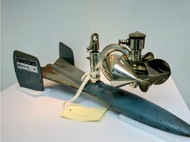 外型如飛機的「旋杯式流速儀」，是台電人1960年代用於水文調查的測量儀器，紀錄台灣最早以水力發電為主的綠能時代。（台電提供）