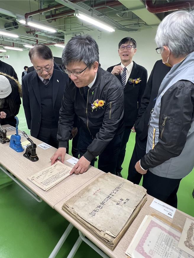 「台灣電力文物典藏中心」24日於台電萬隆聯合辦公大樓開幕，經濟部次長、代董事長曾文生(中)觀看已成歷史的檔案資料。（王玉樹攝）