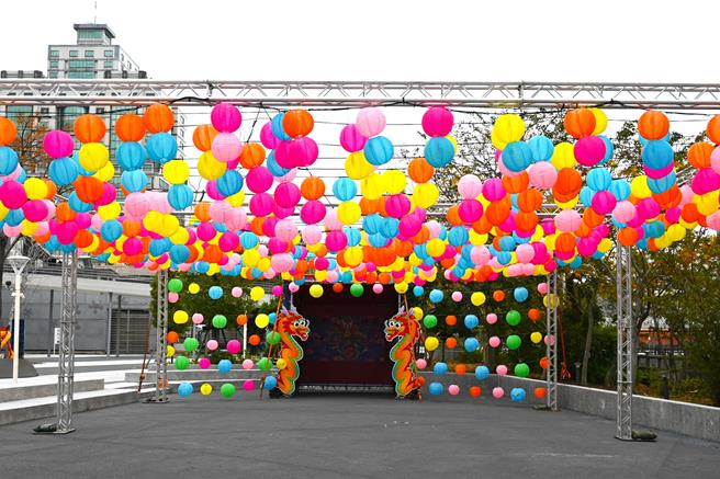 苗栗火車站設置「客家龍神壇」，讓民眾認識𪹚龍文化七部曲。（李京昇攝）