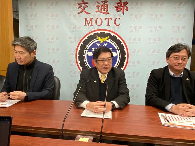 桃机公司举行记者会，由董事长杨伟甫（中）、总经理范孝伦（左）与副总经理李俊德（右）回顾2023年表现。（陈佑诚摄）