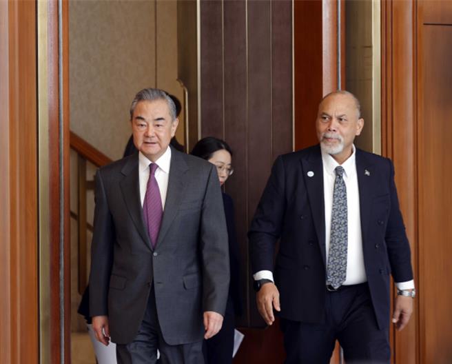 大陆外交部长王毅（左）在北京与诺鲁外长安格明（右）签署復交公报后共同会见记者。（图／取自大陆外交部官网）