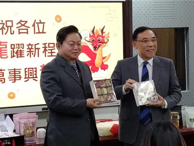 矫正署长周辉煌（左）、法务部长蔡清祥推介监所自营商品（陈志贤摄）