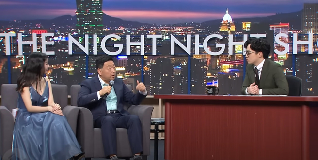 《賀瓏夜夜秀》是人氣脫口秀節目，選前曾吸引不少政壇名人參加。但該節目近日卻爆出失言爭議，大陸媒體人王志安一番諷刺身心障礙者的言論，引發綠營不滿痛批。（圖取自YT／STR Network）