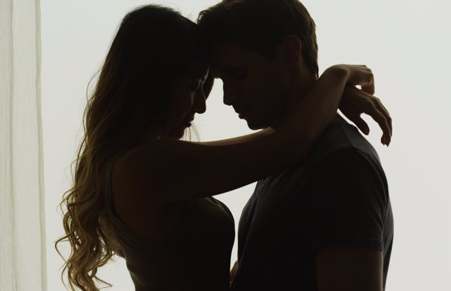 美国一名56岁美魔女称只与小鲜肉交往，绝不考虑40岁以上男性，认为他们生活无聊且脾气差。(示意图shutterstock/达志)