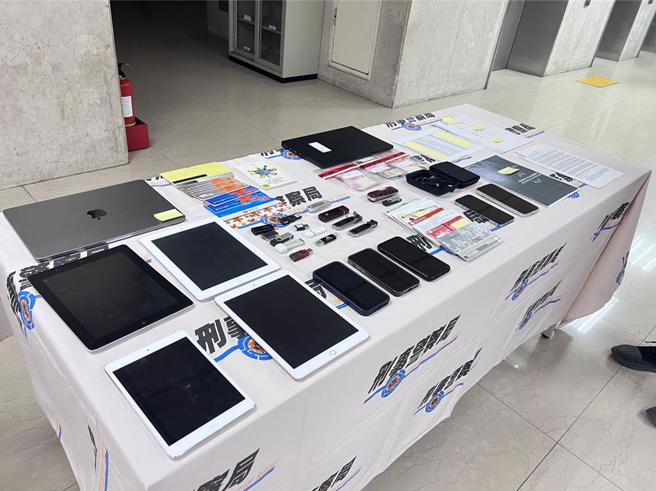 警方查扣基金购买协议书等赃证物。（翻摄照片／林郁平台北传真）