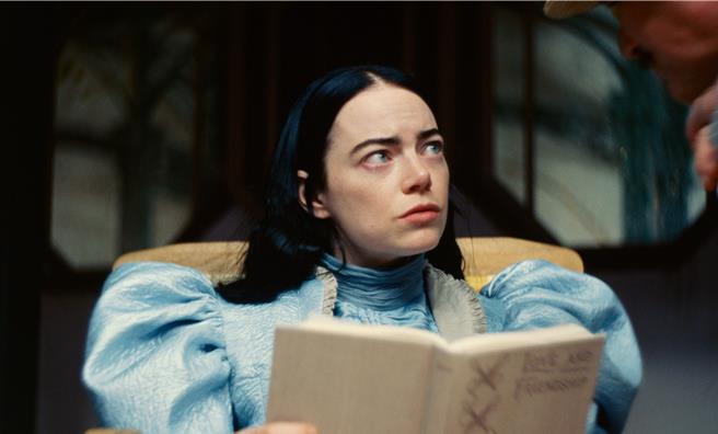 艾玛史东主演《可怜的东西》入围奥斯卡11项大奖。（探照灯影业提供）