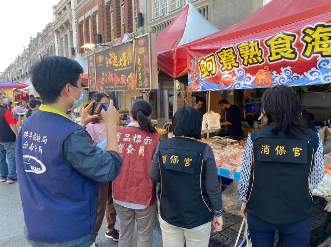 消保官於年貨大街現場稽查攤商商品標示(圖片來源：台南市政府提供)