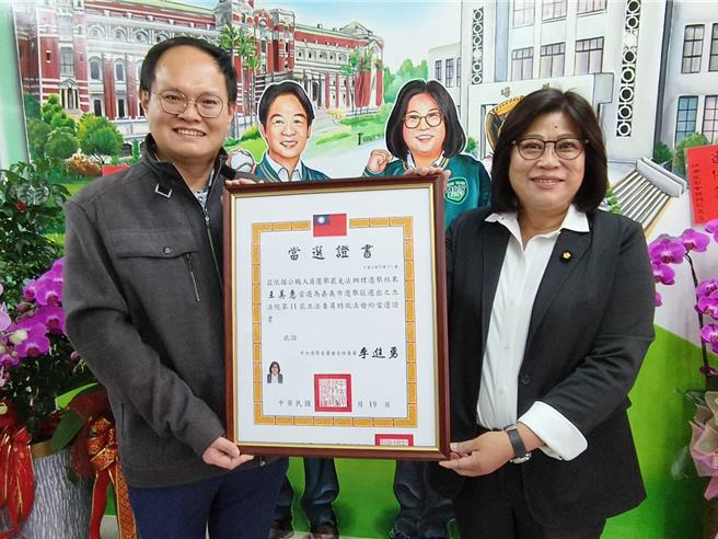 王美惠成功連任立委，嘉義市選委會總幹事林家緯今天代表中選會致送當選證書並道賀。（廖素慧攝）