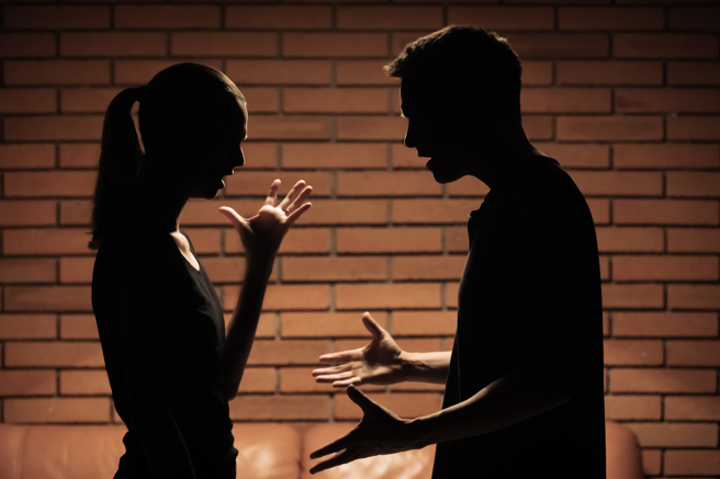 女網友被隔壁擾人睡眠的男主角堵到，出言謾罵恐嚇。（示意圖：shutterstock／達志）