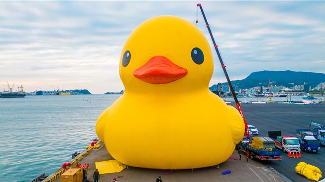 睽违10年，黄色小鸭重返高雄爱河湾，适逢寒假，加上即将到来的农历新年，预计全台将刮起一股软萌的黄色小鸭旋风。(翻摄自陈其迈脸书)