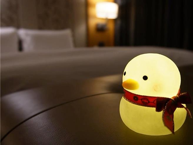 赶搭黄色小鸭热潮，福容高雄店与福容徕旅双双推出住房专案，搭赠限量好礼吸客。(福容大饭店提供)