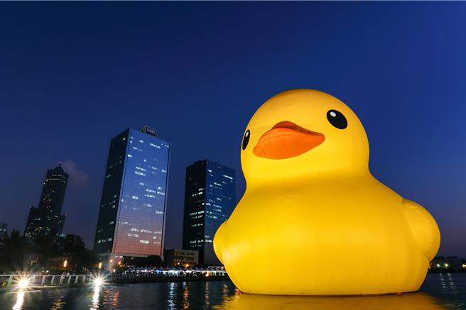 在指定贴文留言晒10年前黄色小鸭旧照，就能获得福容高雄店300元餐饮抵用券。(高雄旅游网提供)